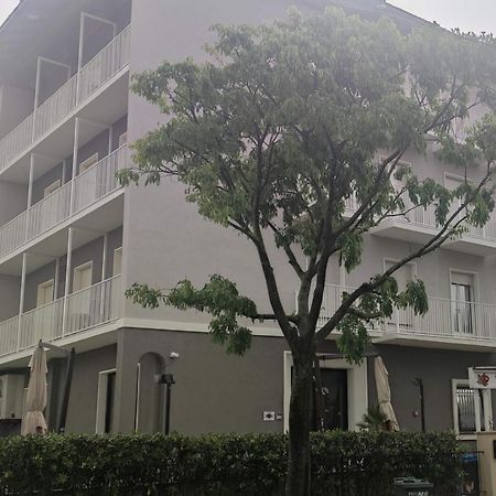 Hotel Villa Platani Riccione Bagian luar foto