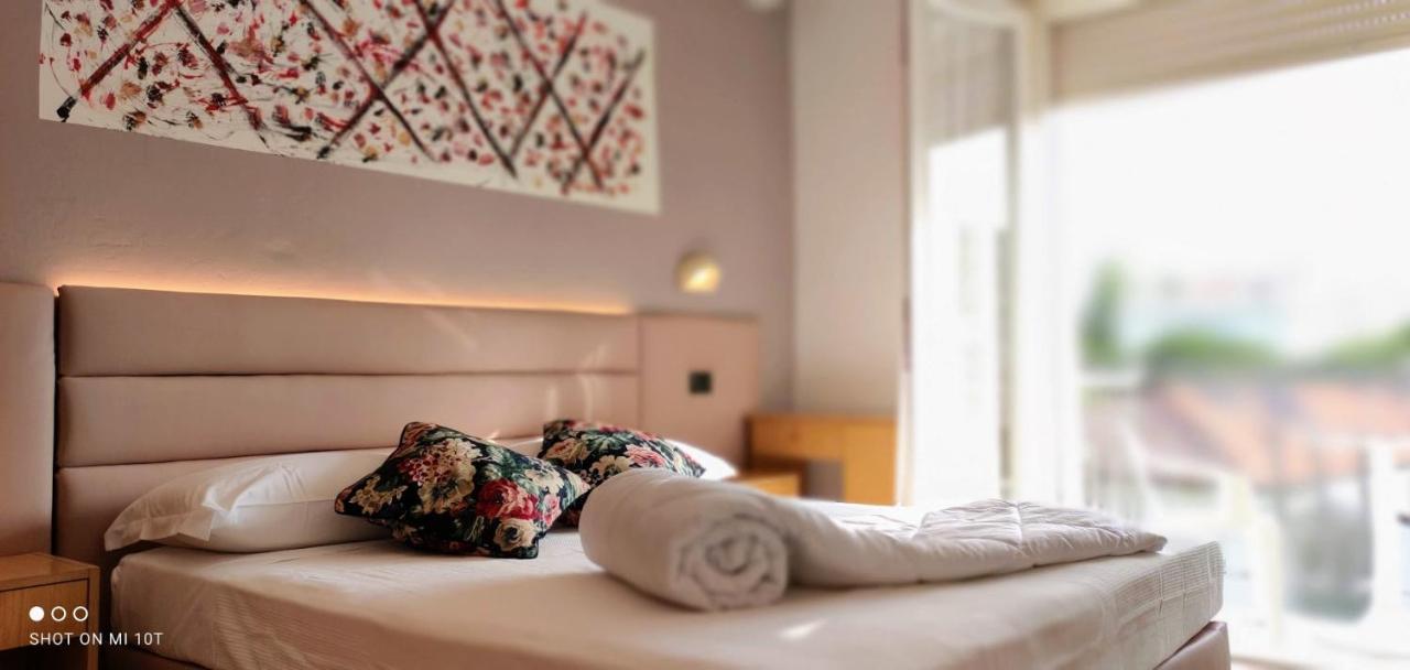 Hotel Villa Platani Riccione Bagian luar foto