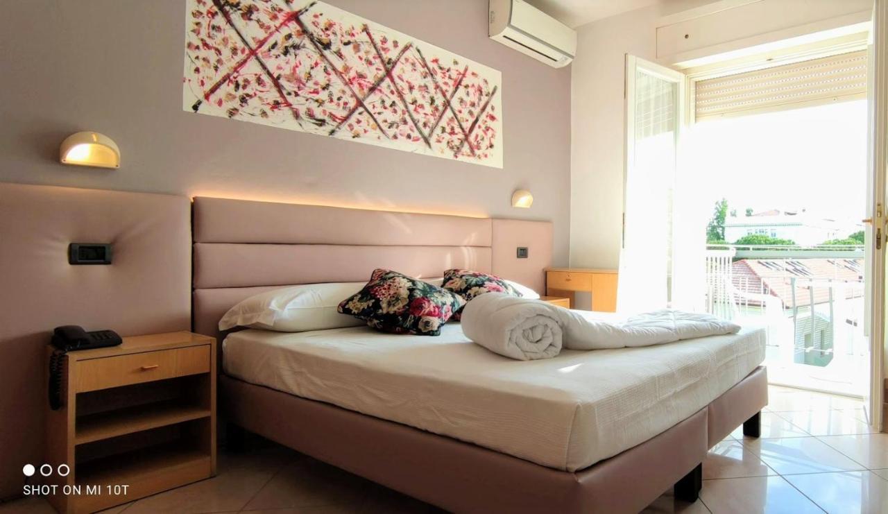 Hotel Villa Platani Riccione Bagian luar foto