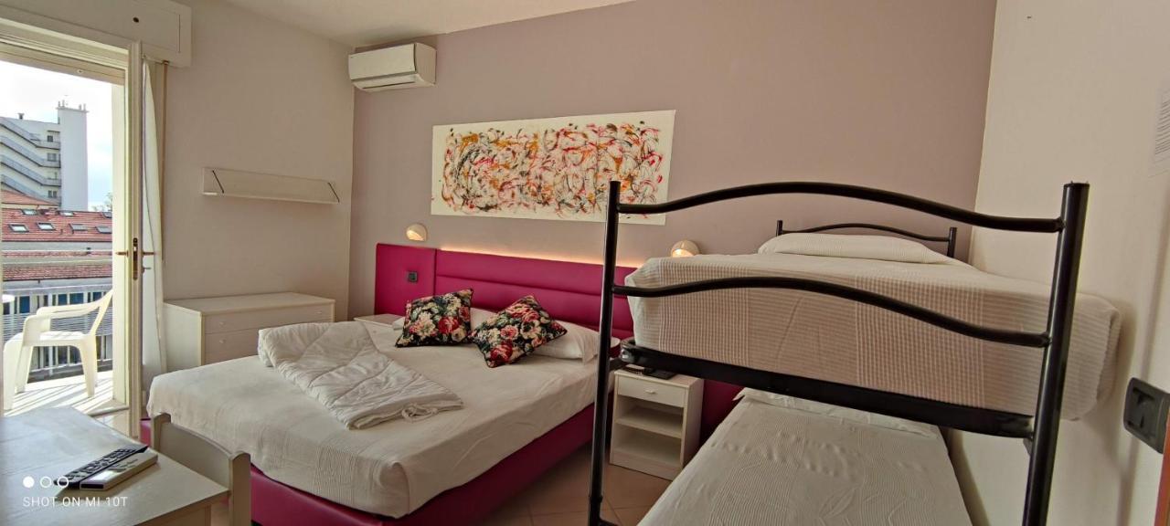 Hotel Villa Platani Riccione Bagian luar foto