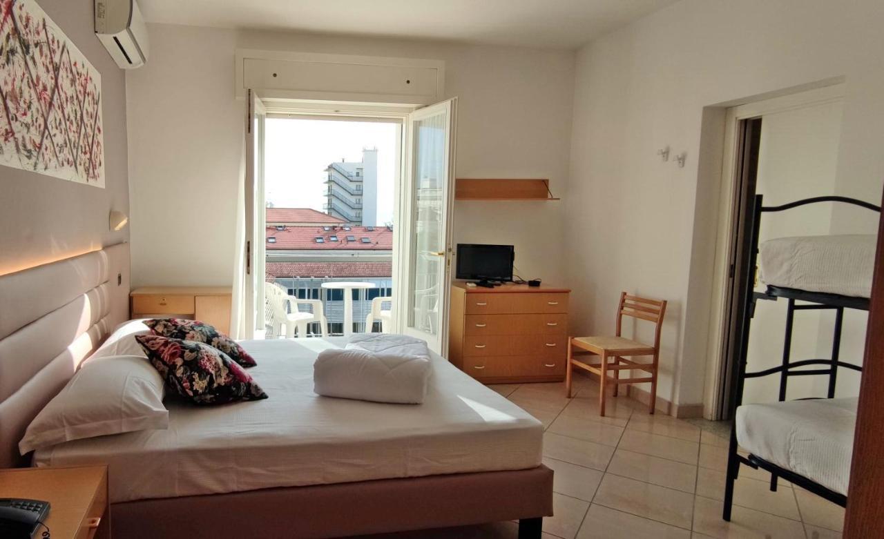 Hotel Villa Platani Riccione Bagian luar foto