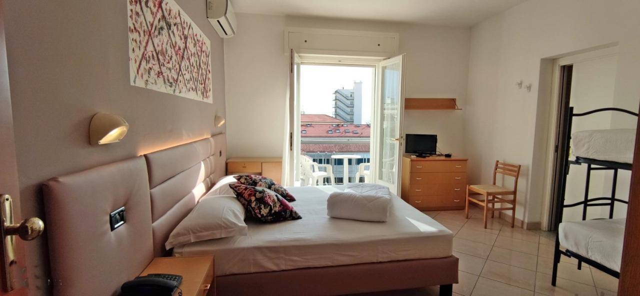 Hotel Villa Platani Riccione Bagian luar foto